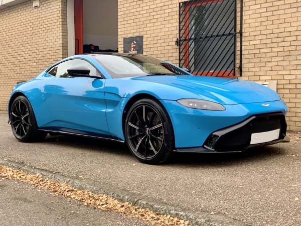 Aston Martin Vantage Elwood Blue - Two step polishing